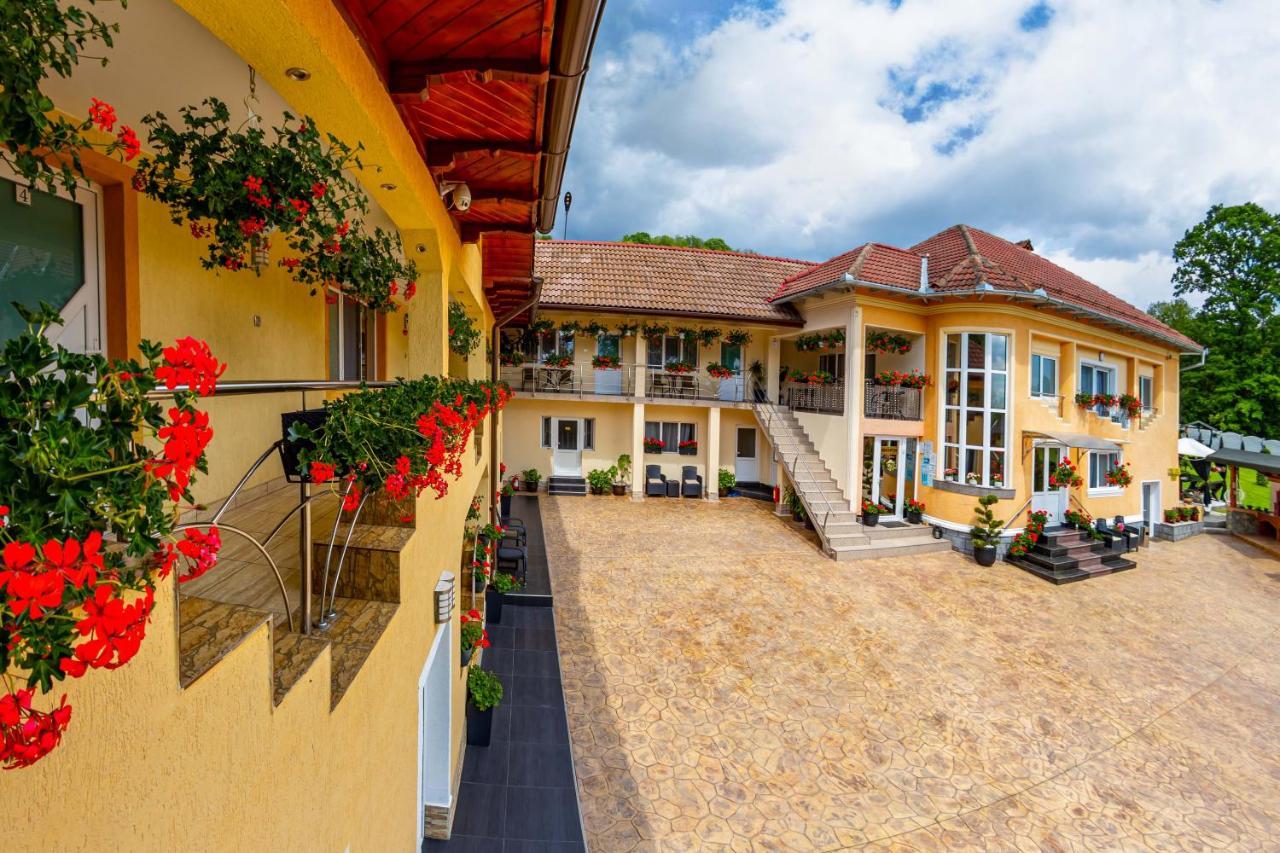 Pensiunea Valea Magurii Novaci-Străini Exterior foto